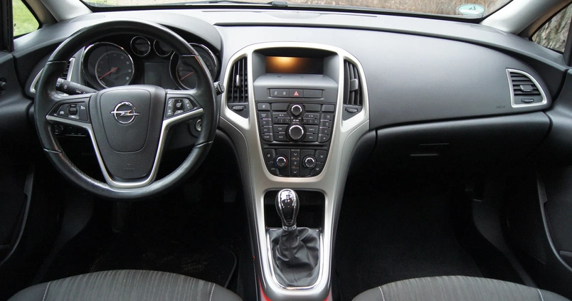 Opel Astra cena 26900 przebieg: 136000, rok produkcji 2011 z Kałuszyn małe 379